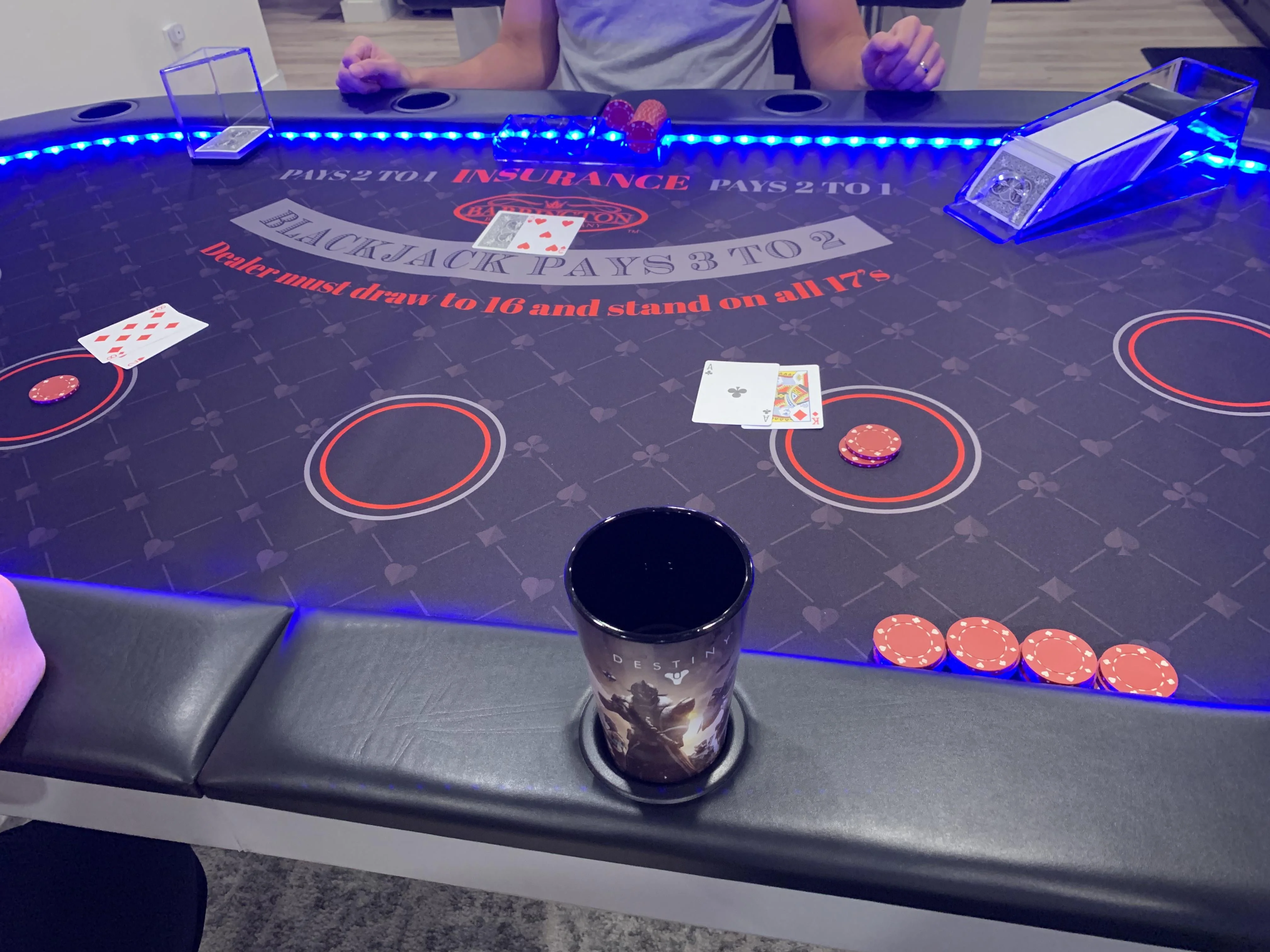 Cartas de póker en mesa de casino